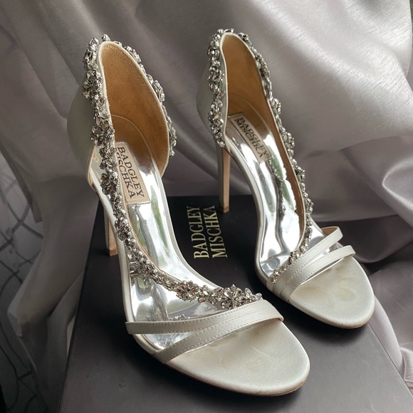 badgley mischka voletta crystal embellished sandal